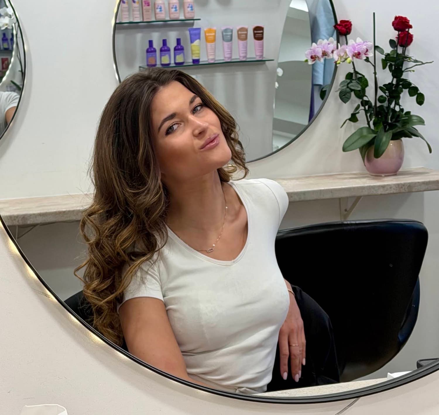 Cliente du salon SSA Coiffure avec un balayage lumineux et un brushing ondulé, à Chêne-Bougeries