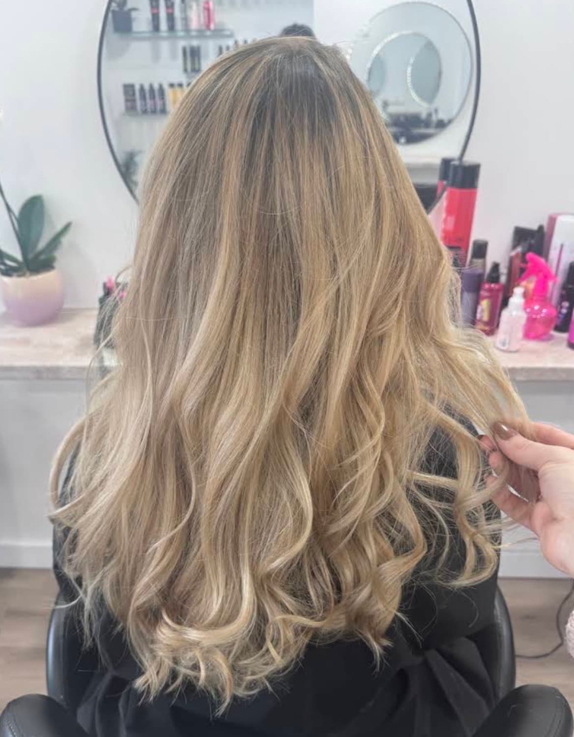 Balayage blond et boucles glamour au salon SSA Coiffure