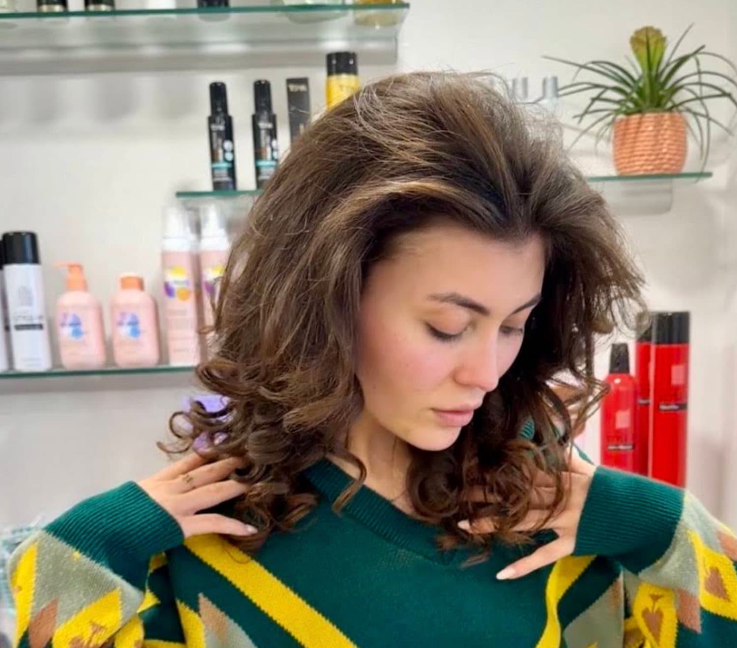 Brushing volumineux et ondulé sur cheveux châtains
