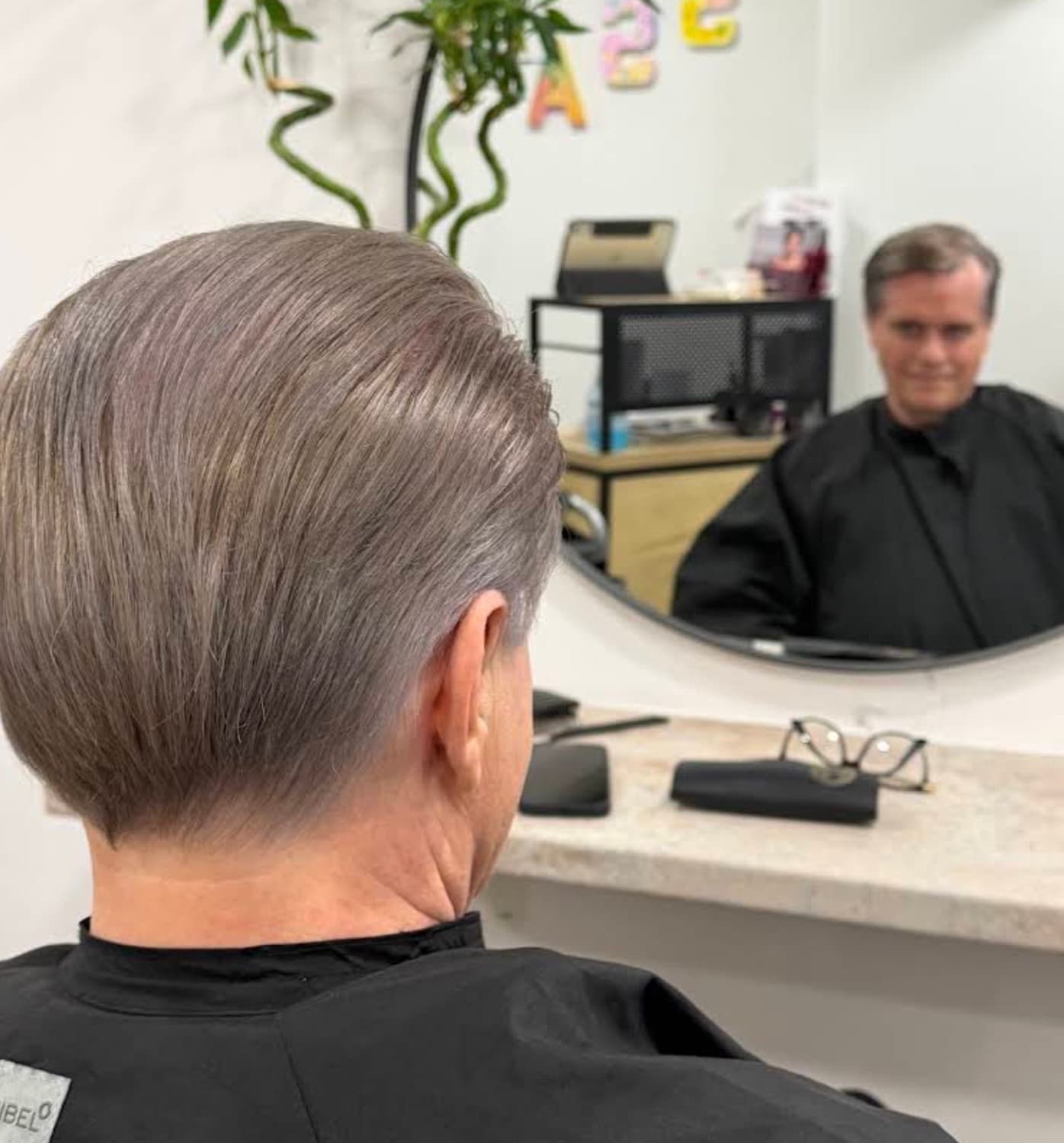 Coupe homme soignée et coiffage aux tons argentés
